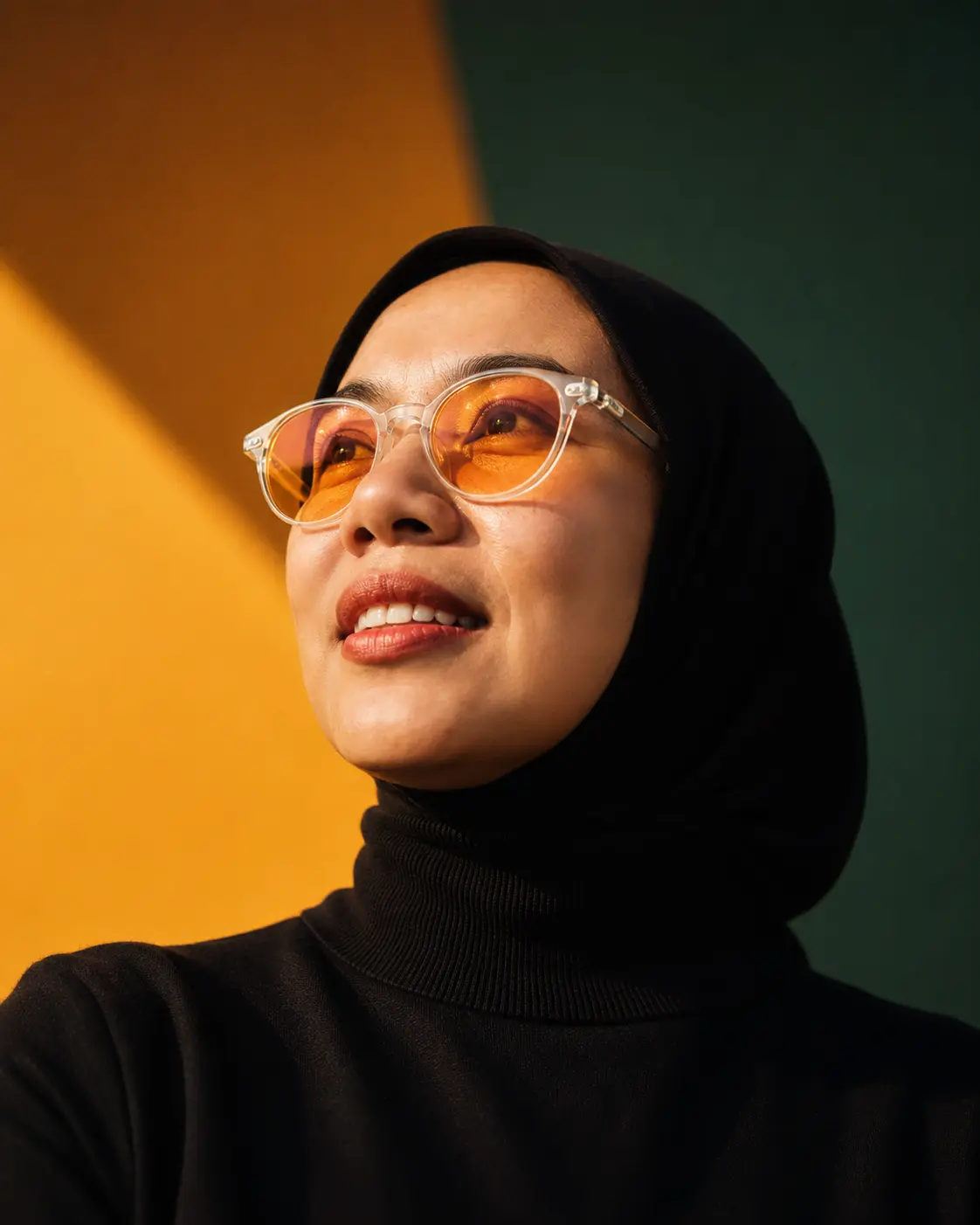 Perempuan tersenyum menikmati waktu makan sehat